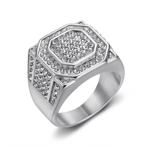 Anello hip hop in acciaio argento con strass micro-paved visto da un angolo di 45 gradi