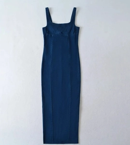 Detailansicht des dunkelblauen Denim-Bodycon-Midikleids mit vertikalen Ziernähten