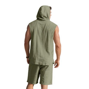 Rückansicht des herren Salbeigrün Leinen-Set mit ärmellosem Kapuzenhemd und Shorts