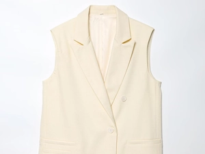 Détail du gilet croisé sans manches blanc crème avec col à revers et texture tissée