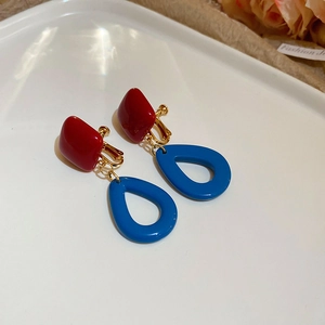 Detailansicht der Vintage-Ohrringe mit roten Quadraten und blauen Tropfenanhängern