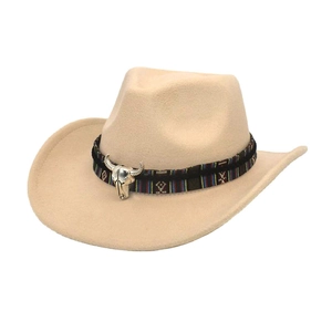 Detalle de un sombrero vaquero de fieltro beige con banda étnica y cabeza de toro