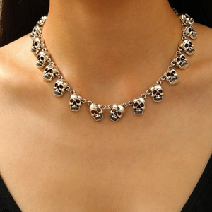 Detail van de gotische schedelketting met zilveren doodskoppen op de hals van model