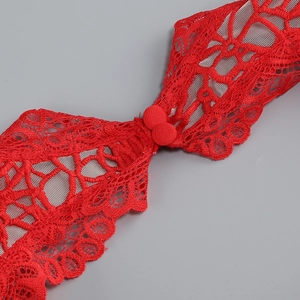 Gros plan sur le tissu en dentelle florale rouge avec broderies et boutons assortis