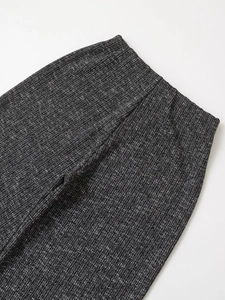 Dettagli dei pantaloni in maglia grigio mélange con elastico in vita e trama del tessuto