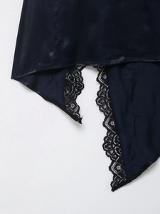 Gros plan sur un tissu en satin bleu foncé avec dentelle noire et texture soyeuse