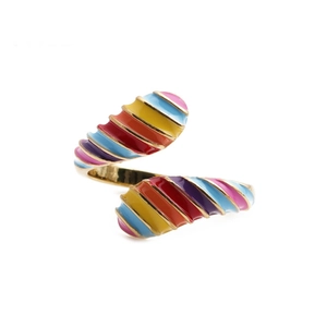 Détail d'une bague spirale plaquée or avec émail arc-en-ciel multicolore vif