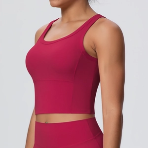 Nahaufnahme des roten, elastischen Sport-BHs mit breiten Trägern und festem Saum für Yoga
