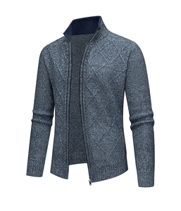 Detailansicht der blauen Strickjacke mit Stehkragen und Rautenmuster-Textur für Herren