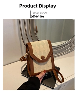 Détail du sac bandoulière crème matelassé avec cuir marron et boucle ronde dorée
