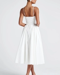 Robe midi blanche élégante avec fines bretelles et laçage style corset au dos