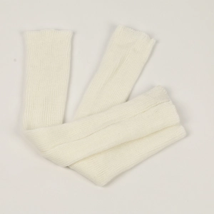 Detailaufnahme weißer Strick-Armstulpen mit weicher Textur und geripptem Muster