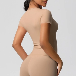 T-shirt de yoga moulant pour femme, vue latérale arrière et tissu élastique de haute qualité