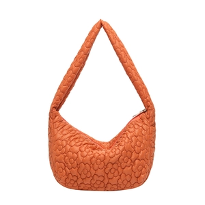 Sac hobo orange matelassé avec motifs floraux 3D et une large bandoulière chic