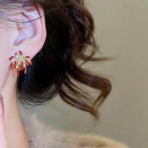Détail de la boucle d'oreille feu d'artifice en émail rouge et petits diamants