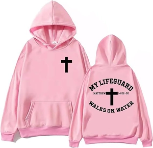 Détail du sweat à capuche rose avec texte My Lifeguard Walks On Water et croix noire
