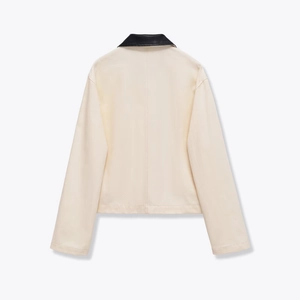 Veste utilitaire beige pour femme avec col contrasté noir et design élégant