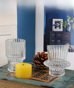 Détail d'un bougeoir en verre strié avec des rayures verticales élégantes et texture