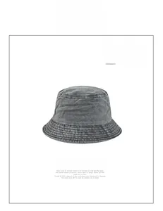 Dettaglio del cappello pescatore in denim grigio scuro lavato con cuciture sul bordo