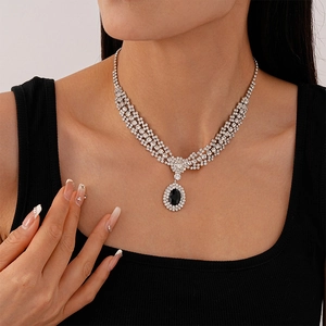 Détail d'un ensemble de colliers de luxe en zircons avec pendentif ovale en pierre noire