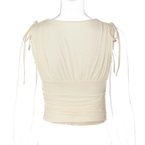 Vista posteriore dettagliata del crop top bianco sporco con arricciature e spalline