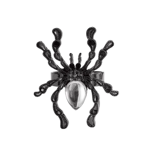 Détail de la bague araignée gothique avec pierres noires et cristal en goutte