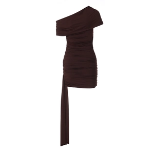 Détail de la robe courte moulante marron chocolat avec épaule asymétrique et fronces