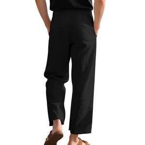 Détail du pantalon en lin noir ample pour homme avec taille élastique et profil arrière du modèle