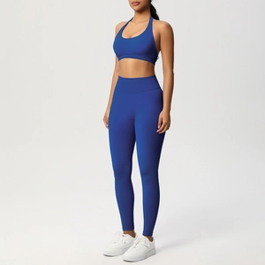 Dettaglio del completo yoga a vita alta blu con reggiseno allacciato al collo e tessuto