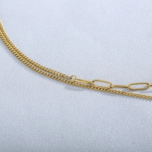 Detailansicht der goldenen Doppelschicht-Halskette mit Panzer- und Büroklammerkette