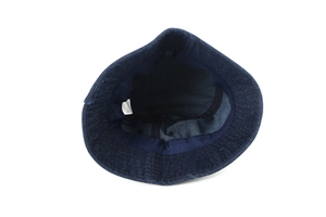 Détail de la doublure intérieure et de la bande de coton d'un bob en jean bleu foncé