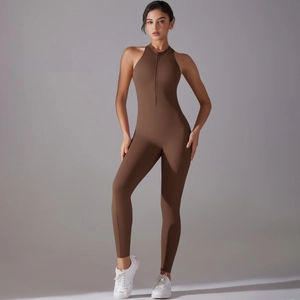 Détail de la combinaison de yoga marron avec col demi-zip et dos ajouré sportif