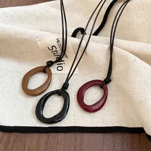 Colliers à pendentifs géométriques minimalistes avec breloques en résine sur cordon