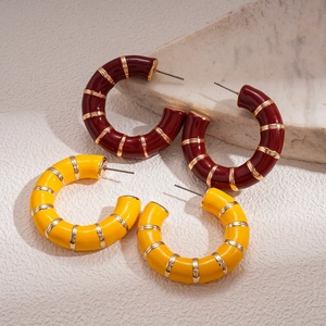 Retro geometric C-shaped hoop earrings in burgundy and yellow with gold accents