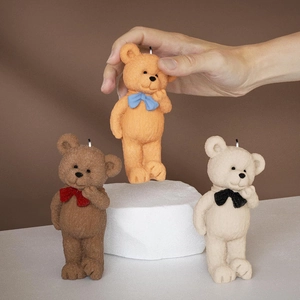 Detailansicht von 3D-Teddybär-Duftkerzen mit farbigen Schleifen auf einem Ausstellungsstand