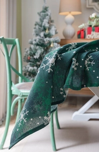 Texture détaillée de la nappe de Noël vert foncé avec des motifs de flocons de neige
