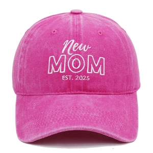 Detail van New MOM EST. 2025 borduursel op een gewassen roze katoenen honkbalpet