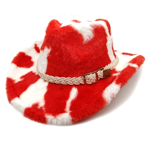 Dettaglio cappello da cowboy in ecopelliccia rossa e bianca con cinturino intrecciato