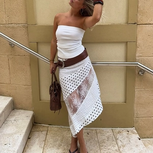 Jupe midi en dentelle à pois avec haut blanc et ceinture marron pour un style d'été
