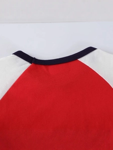 T-shirt raglan pour garçon avec col bleu marine contrasté et tissu en coton rouge vif