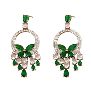 Boucles d'oreilles dorées avec motif papillon émeraude verte et pompons en cristal