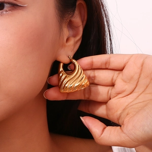 Detail of 18K gold-plated stainless steel trapezoid earrings with wavy texture