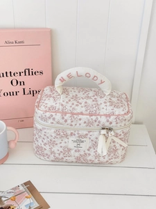 Détail de la trousse de maquillage à fleurs avec broderie Melody rose sur la poignée