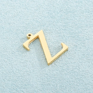 Primer plano de un colgante de letra Z en acero de titanio dorado para joyas DIY