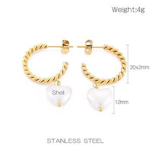 Détails des boucles d'oreilles créoles torsadées dorées avec pendentifs cœur en nacre
