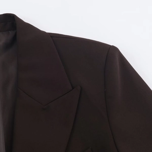 Détail du col de blazer marron foncé et texture de tissu texturé de haute qualité