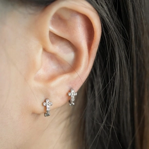 Élégantes boucles d'oreilles créoles 18K avec croix en zircon portées par mannequin