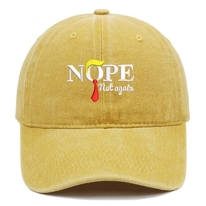 Ricamo dettagliato Nope Not Again su texture di cappello da baseball in cotone giallo
