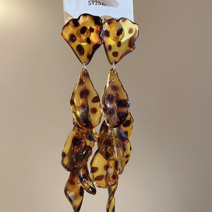 Close-up of tortoise shell pattern petal tassels with S925 silver needle hallmark