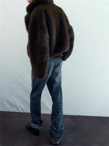 Manteau en fausse fourrure marron foncé épais et texturé avec un jean bleu délavé vintage